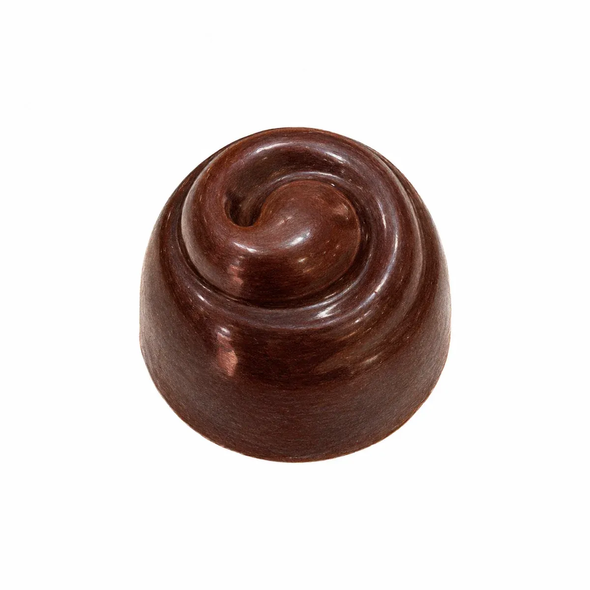Praline artisanale ronde en chocolat noir, avec un décor en spirale, garnie d’une ganache au rhum Don Papa.