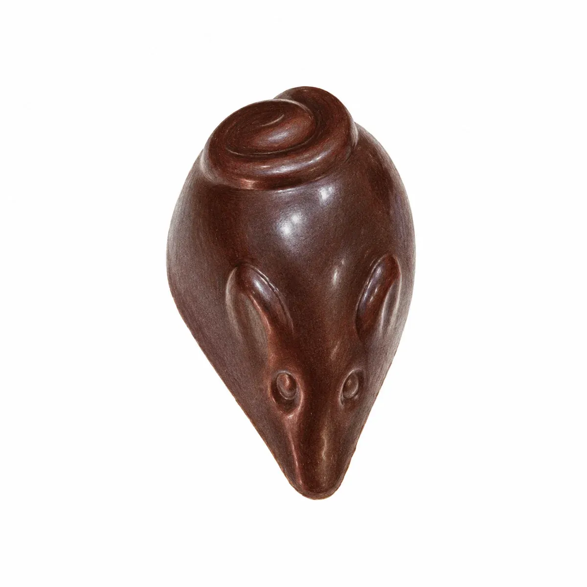 Praline artisanale en forme de souris, en chocolat noir, garnie d’un praliné noisette intense.
